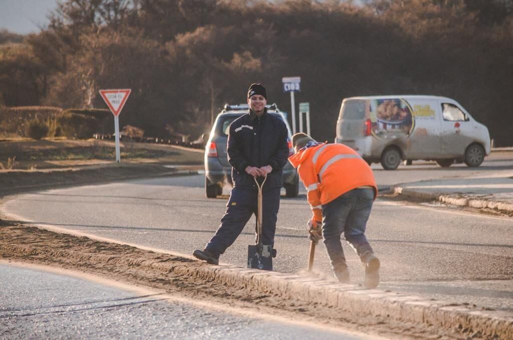 Ushuaia: continúa la limpieza y despeje de cordones en avenida Hipólito Yrigoyen