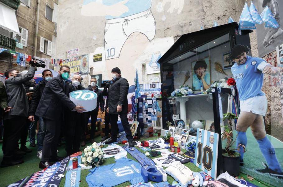 El presidente de Napoli participó del homenaje a Diego Maradona en Napoli.