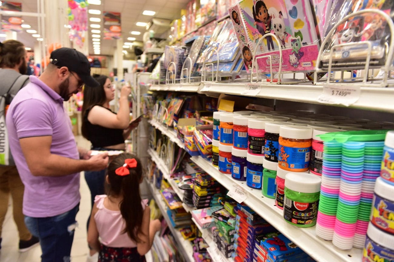 Venta de útiles escolares, semanas antes del inicio del ciclo lectivo.  (José Gabriel Hernández / La Voz)