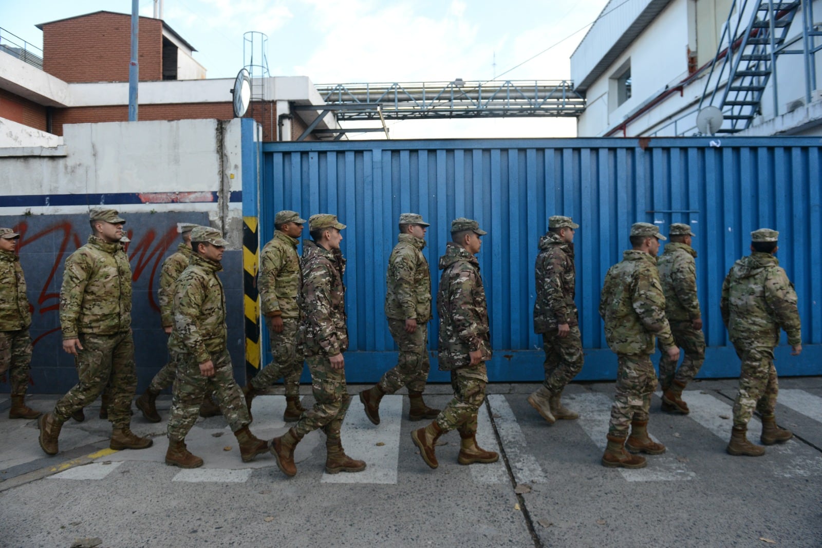 Ejército comienza con la repartición de alimentos guardados en Villa Martelli.