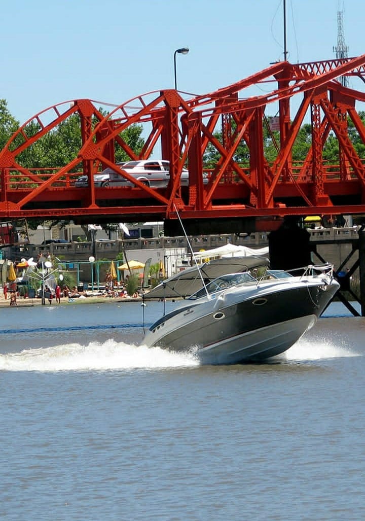 Río Gualeguaychú, detrás puente Méndez Casariego