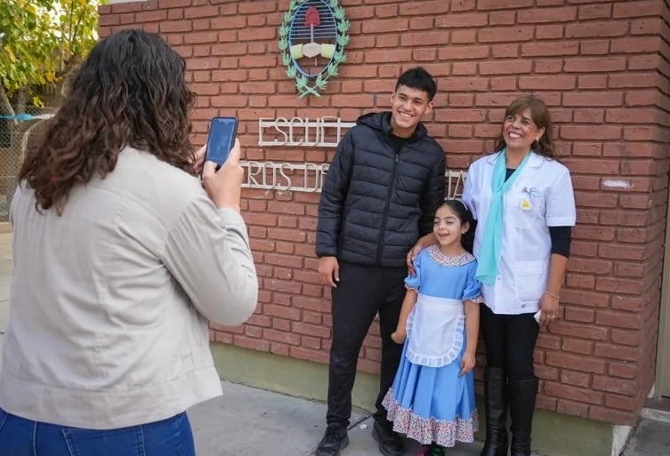 Lucía, la seño sanjuanina amiga del Ratón Pérez, que tiene un hermoso gesto con sus alumnos