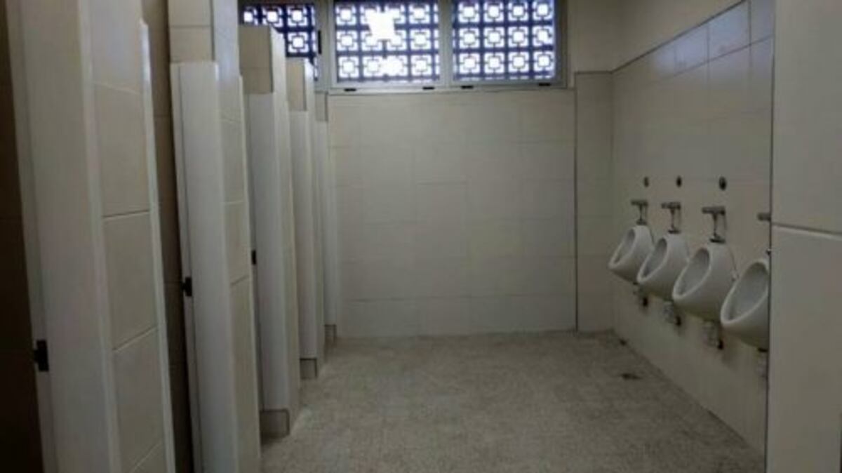 Salta: seis estudiantes abusaron de un compañero en el baño del colegio y lo amenazaron de muerte