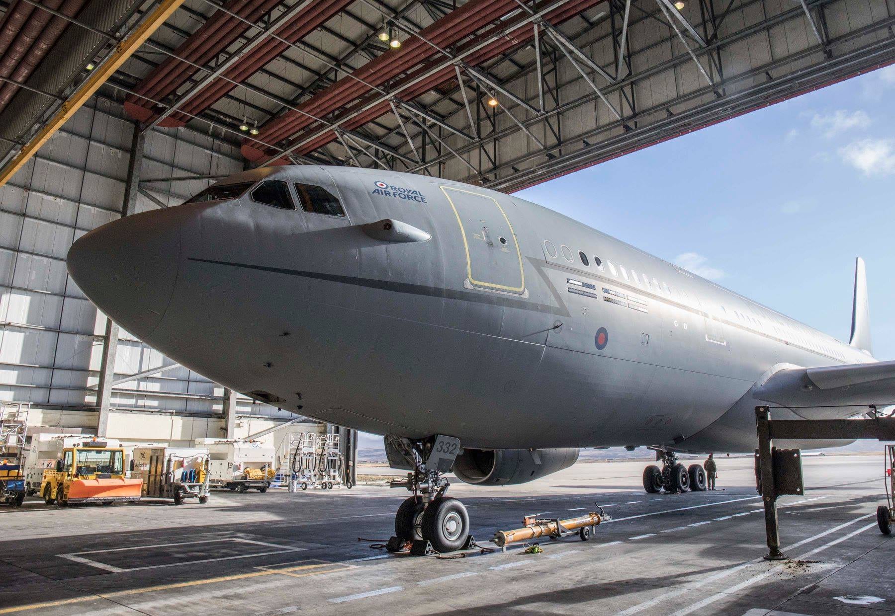 Avión Airtanker "Voyager", en etapa de alistamiento, en el hangar principal del Complejo Militar de Monte Agradable.