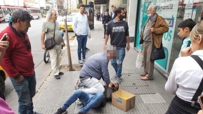 Un taxista redujo a un delincuente y lo retuvo hasta la llegada de la Policía.