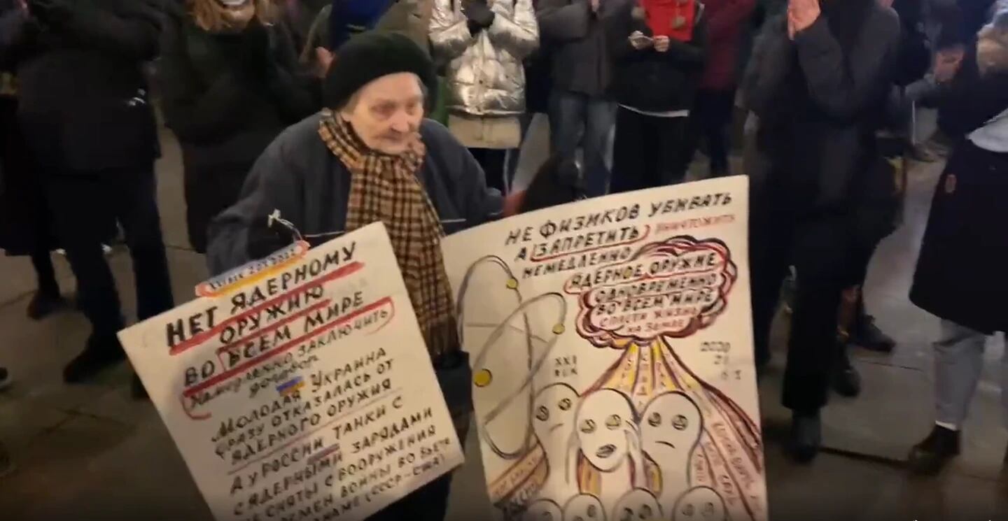 Yelena Osipova, la sobreviviente de la Segunda Guerra Mundial, que protesó contra la invasión de Rusia a Ucrania y fue detenida. 