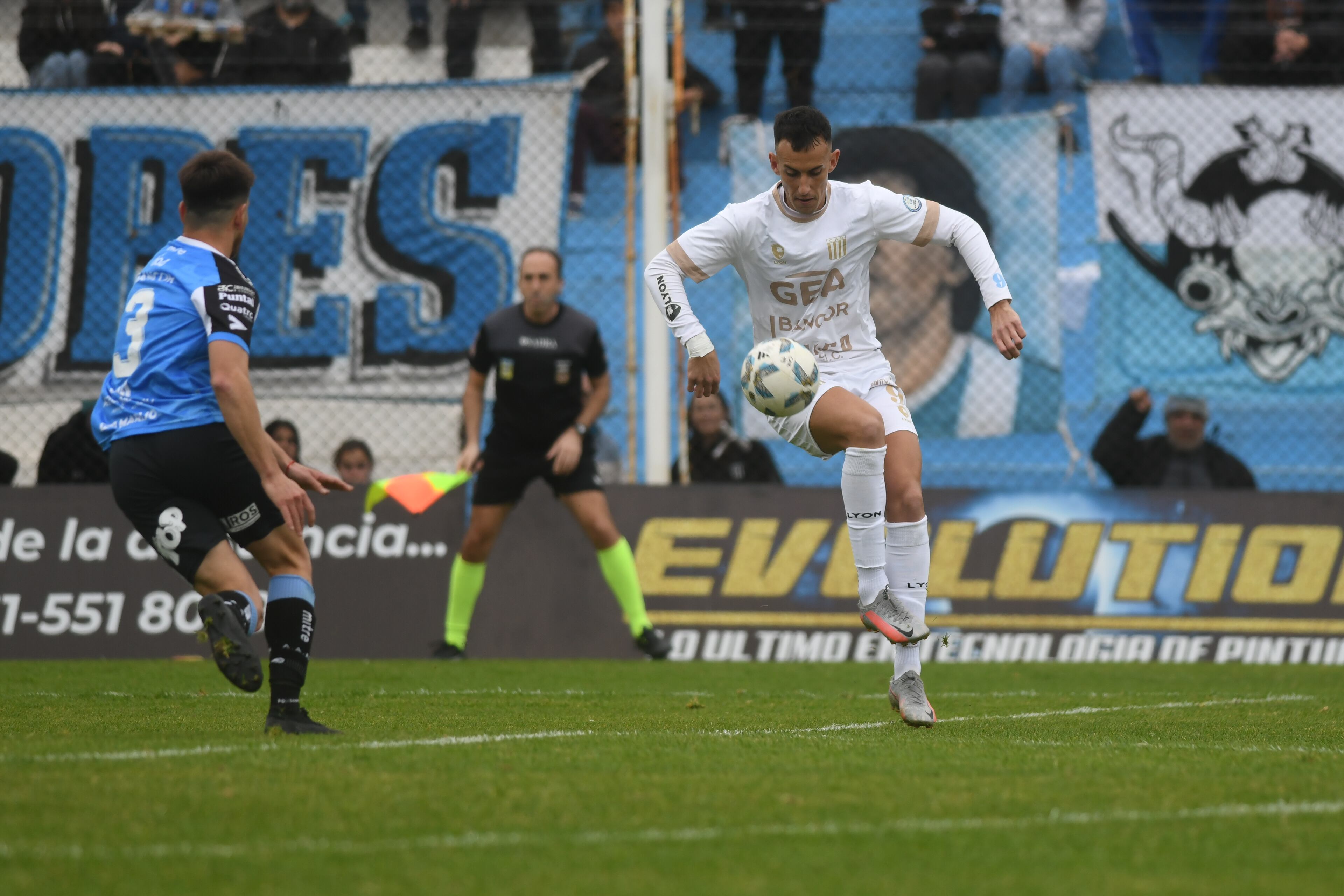 Racing recibió a Estudiantes de Río Cuarto por la Primera Nacional. (Ramiro Pereyra / La Voz)