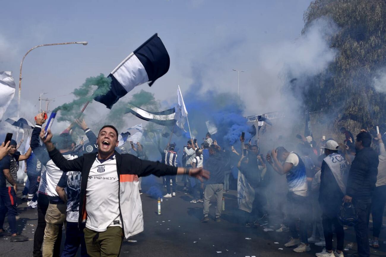 Despedida de Talleres en el aeropuerto Taravella, en Córdoba. (Ramiro Pereyra / La Voz)