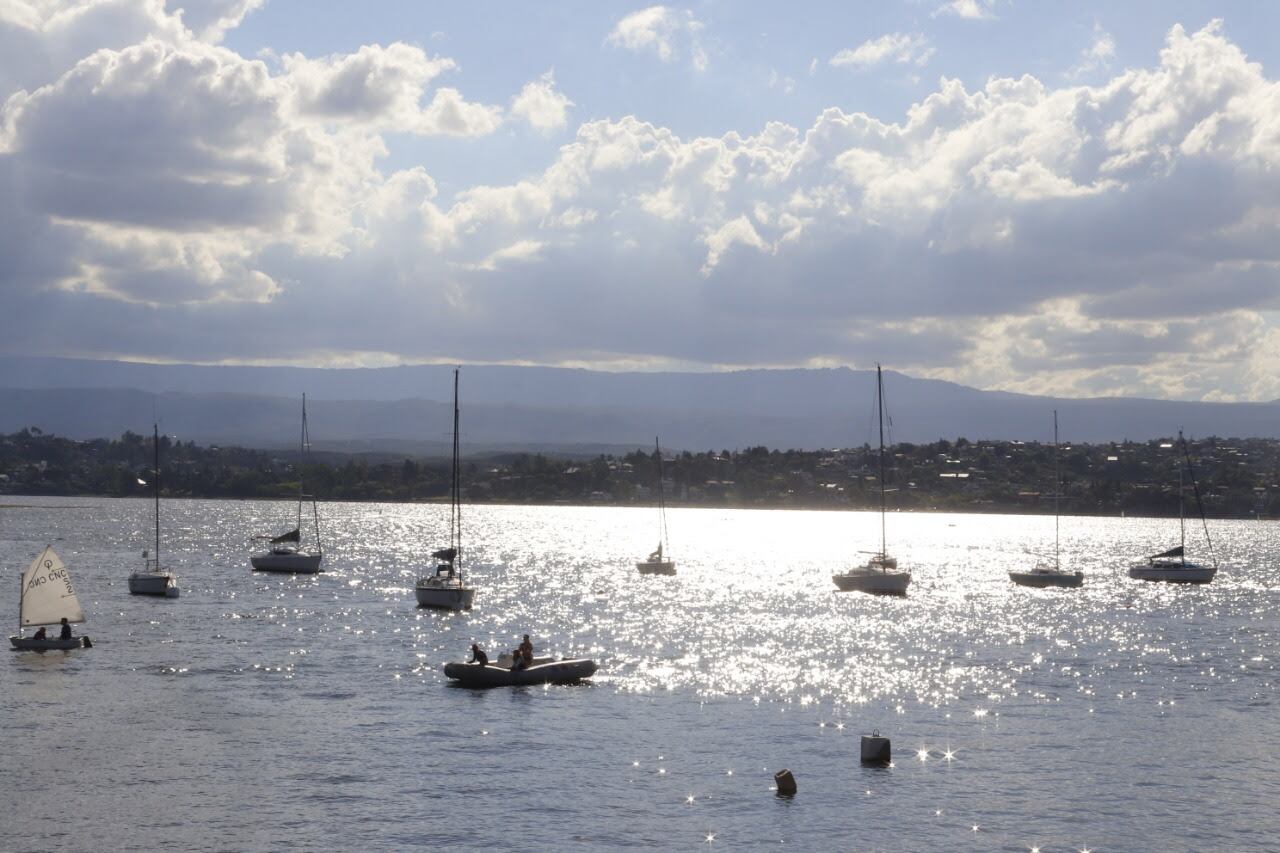 Tarde de enero con actividad náutica en el lago San Roque. Villa Carlos Paz.