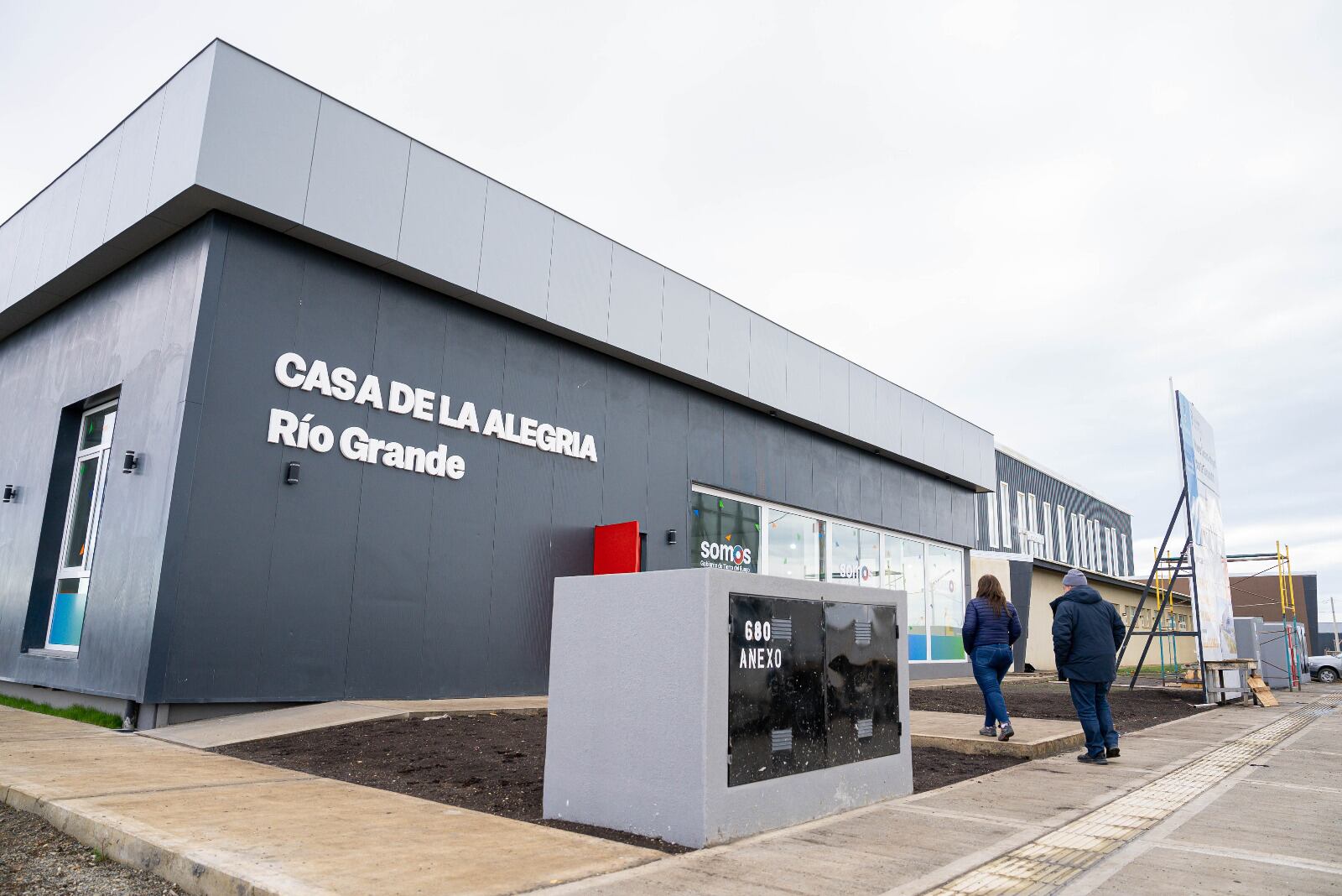 Gabriela Castillo, ministra de Obras y Servicios Públicos de Tierra del Fuego, junto al Secretario de Obras Públicas de la nación, Carlos Rodríguez.