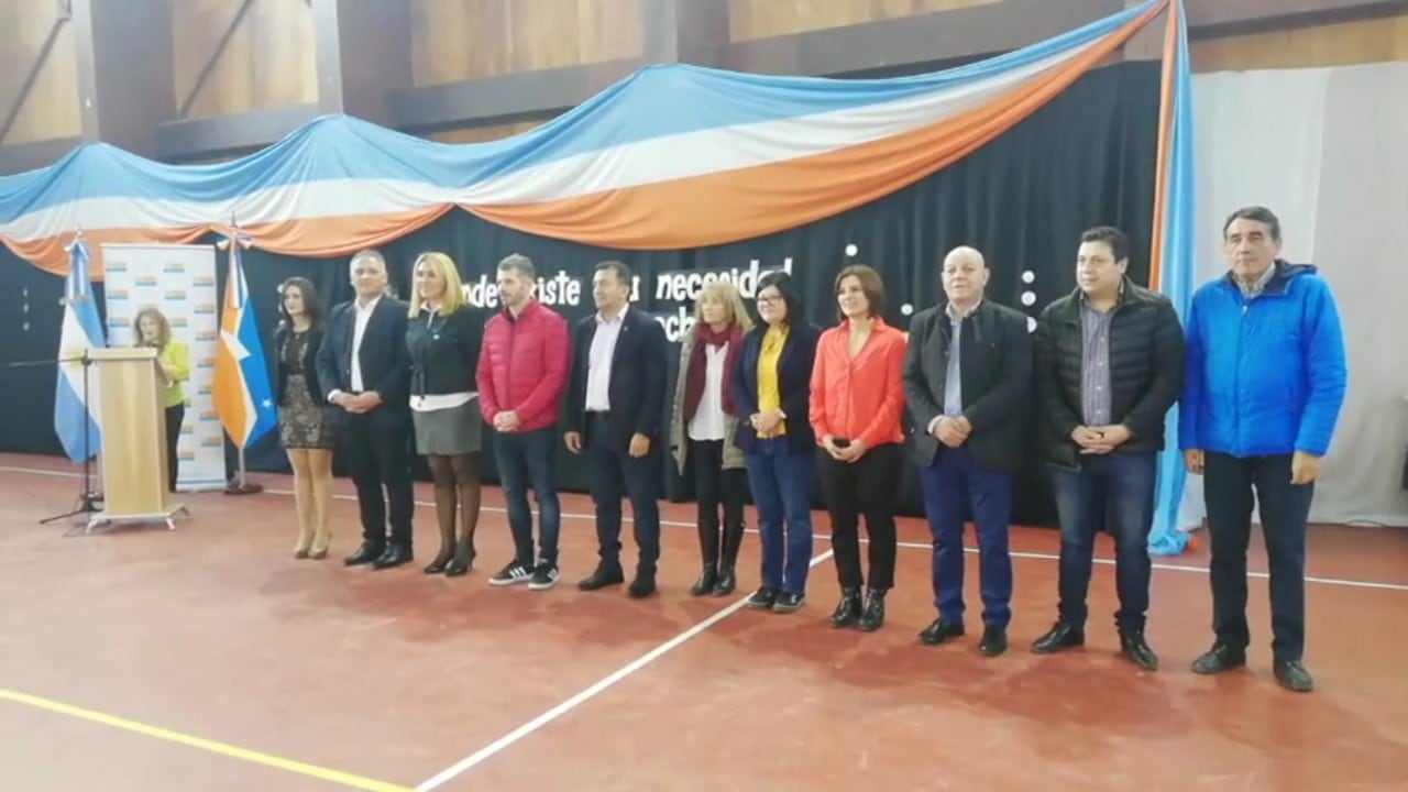 Autoridades educativas y políticas en el día de inauguración.