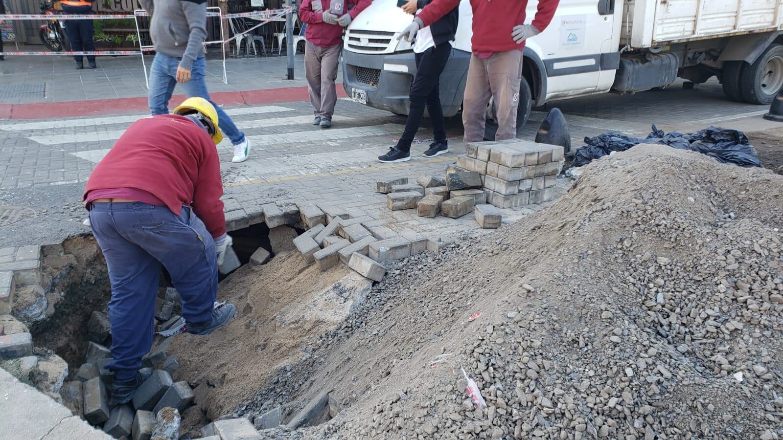 Obreros trabajaban para cubrir el hueco en el adoquinado (Pedro Castillo/LaVoz).