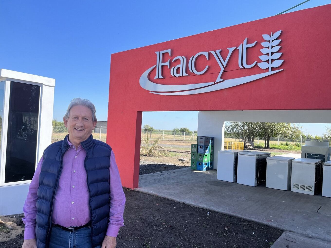 Héctor Laca es el dueño de Facyt, una empresa agropecuaria que está en Laguna Larga.