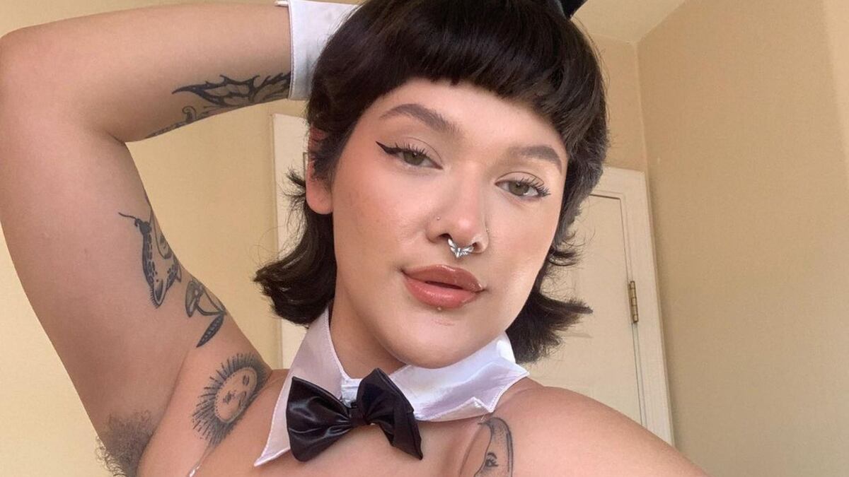 Gana millones por mostrar sus axilas sin depilar en Onlyfans