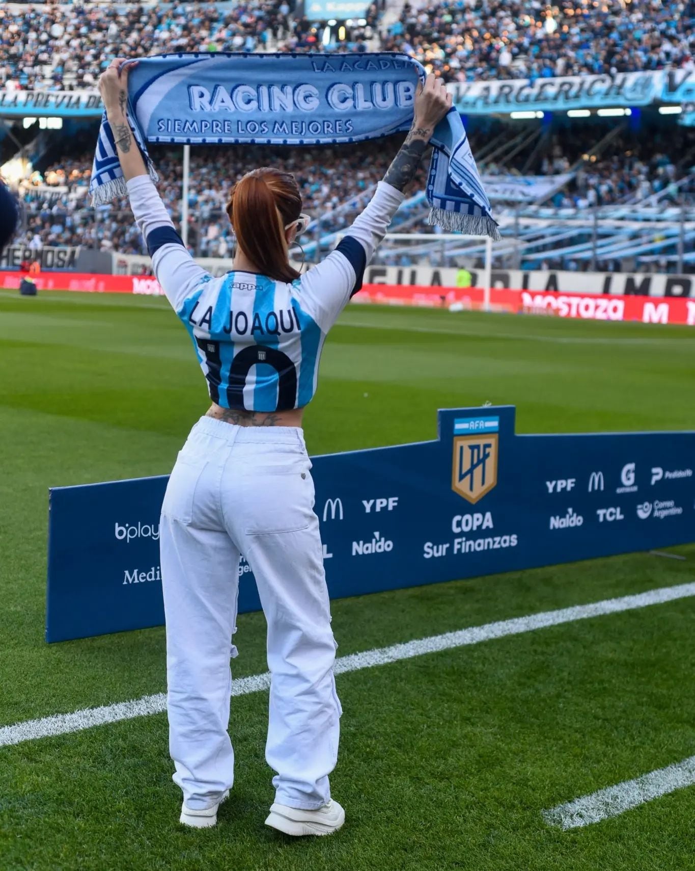 La Joaqui alentó a Racing desde la cancha en el clásico contra Independiente y mostró su amor por un jugador en particular