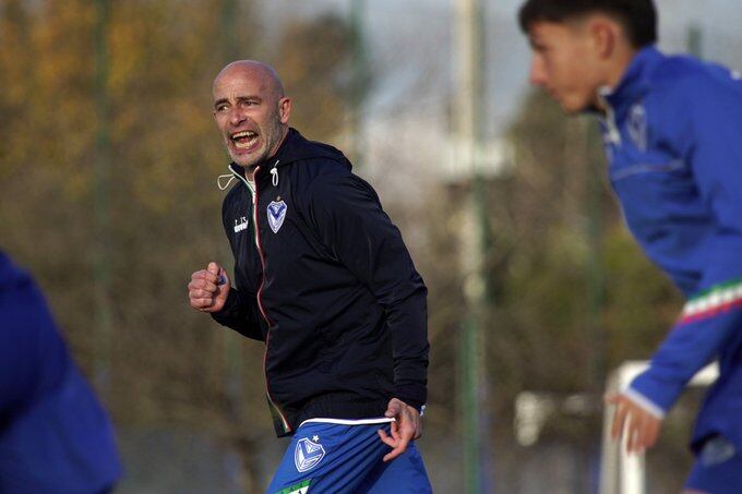 Sebastián Méndez inició su ciclo como entrenador de Vélez, a través de un ensayo intenso con bloques de posesión y transición. (Prensa Vélez).