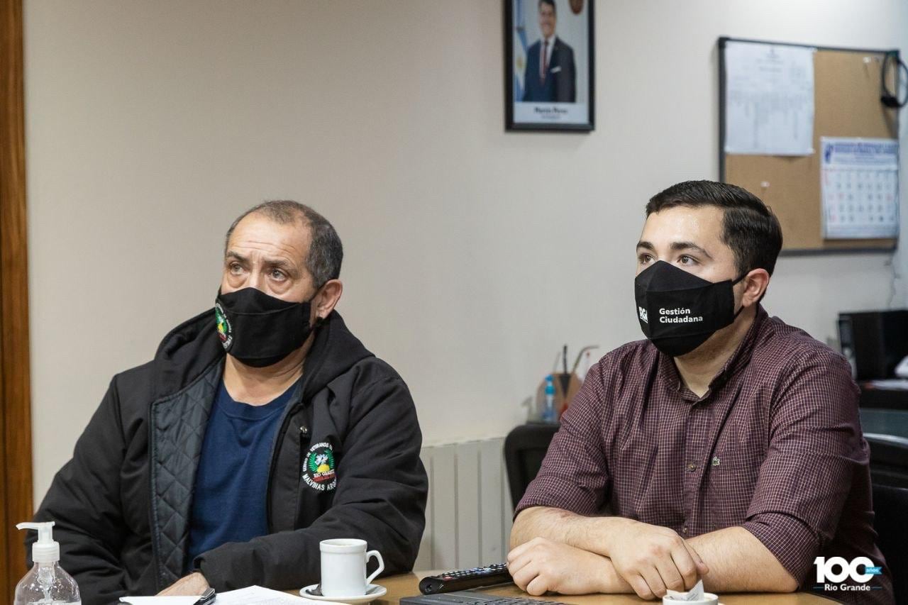 Presidente del Centro de ex Combatientes de Malvinas, Raúl Villafañe junto al Secretario de Gestión Ciudadana del Municipio, Gonzalo Ferro.