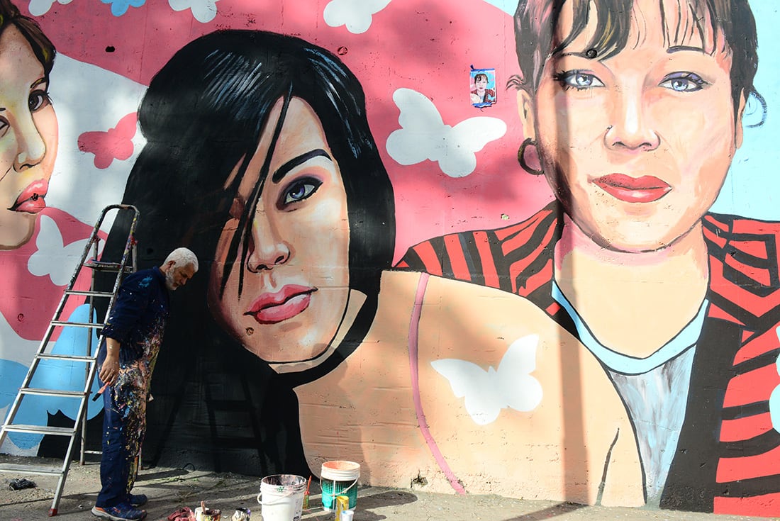 Mural en la Costanera Norte debajo del puente Sarmiento sobre mujeres trans asesinadas. (José Gabriel Hernández / La Voz)