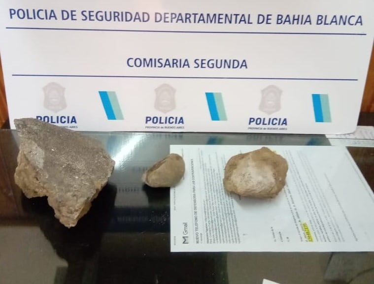 Un grupo de jóvenes le tiraron piedras a la policía y rompieron un móvil policial