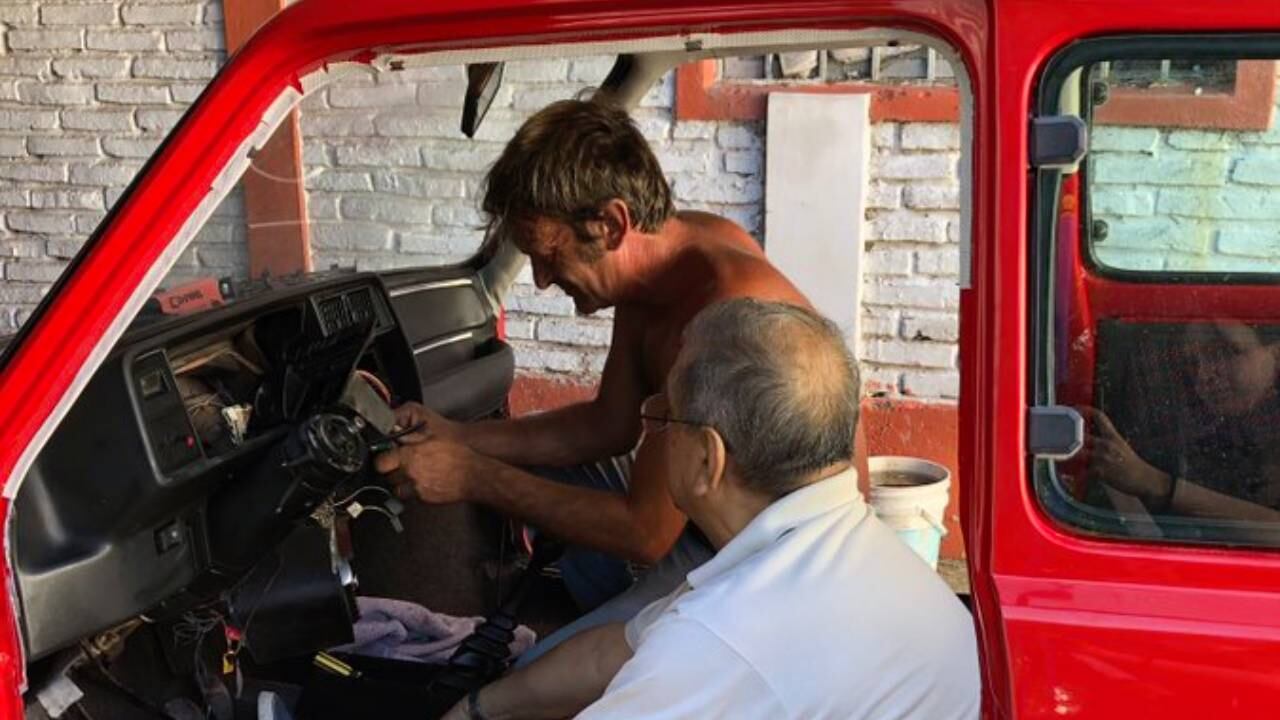 El papá y el abuelo de Nadia armando un Fiat 147