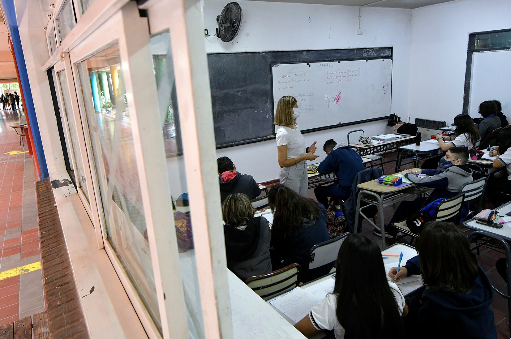 El informe hizo una comparativa entre las escuelas privadas y las púbicas, favoreciendo a las primeras en cuanto a la cantidad de alumnos que se egresan en tiempo y forma. 