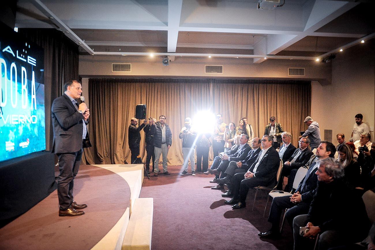 Darío Capitani hablando durante la presentación.