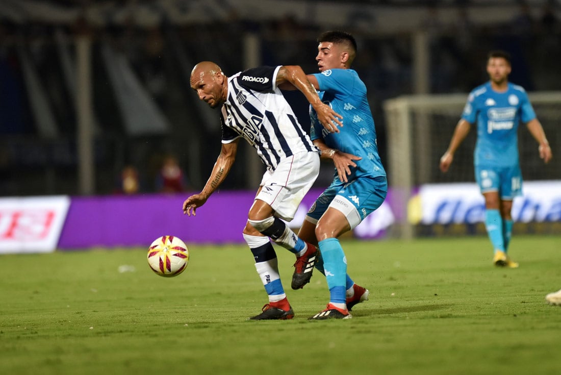 Pablo Guiñazú, de Talleres, y Juan Brunetta, de Belgrano, en el último clásico que jugaron los dos grandes del fútbol de Córdoba. Fue en 2019. (La Voz / Archivo)