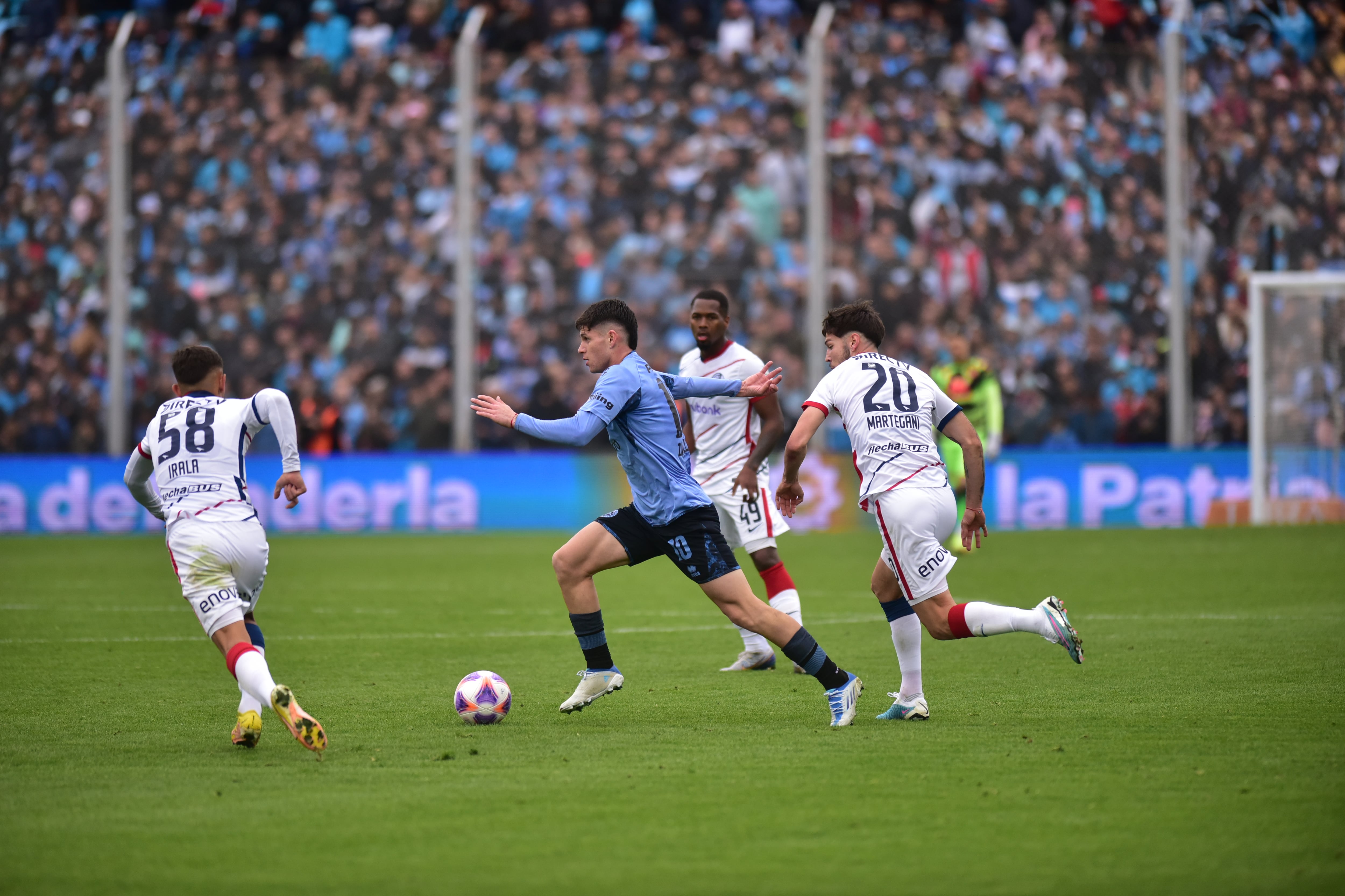 Bruno Zapelli se despidió de Belgrano en Alberdi en el partido ante San Lorenzo. Los hinchas le agradecieron su aporte. Foto Javier Ferreyra