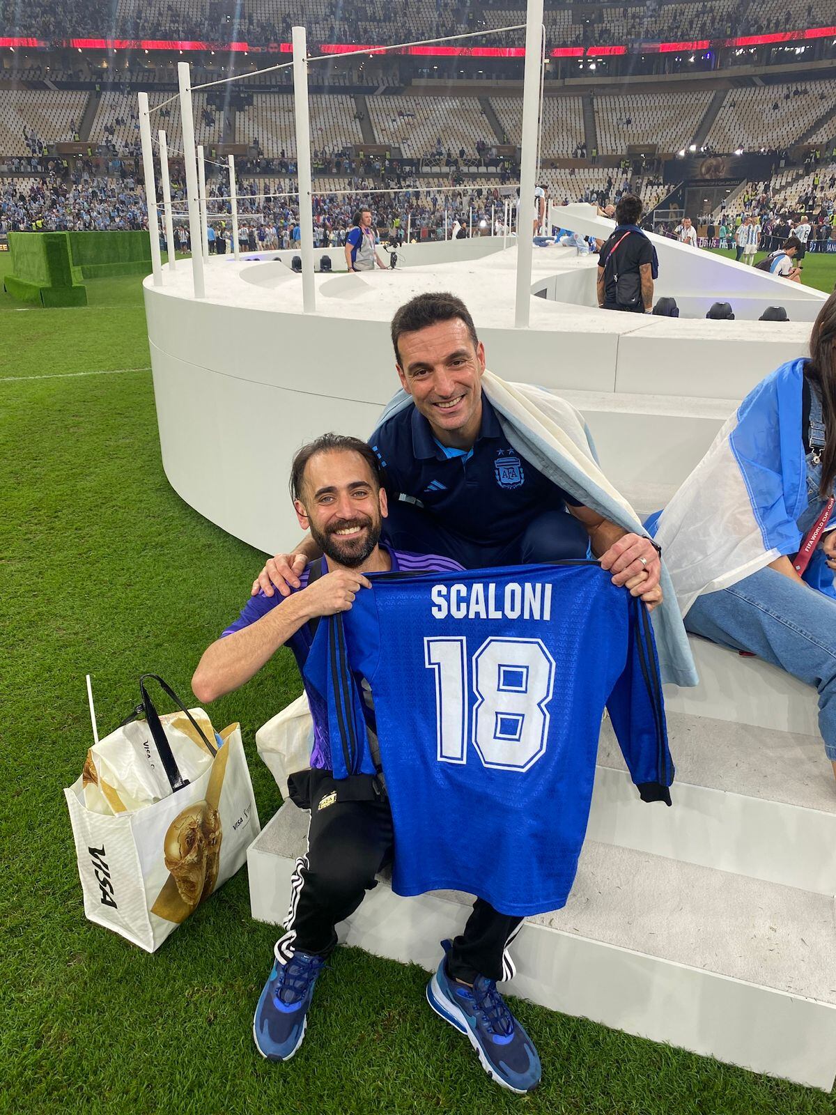 El coleccionista entró a darle la camiseta al entrenador.