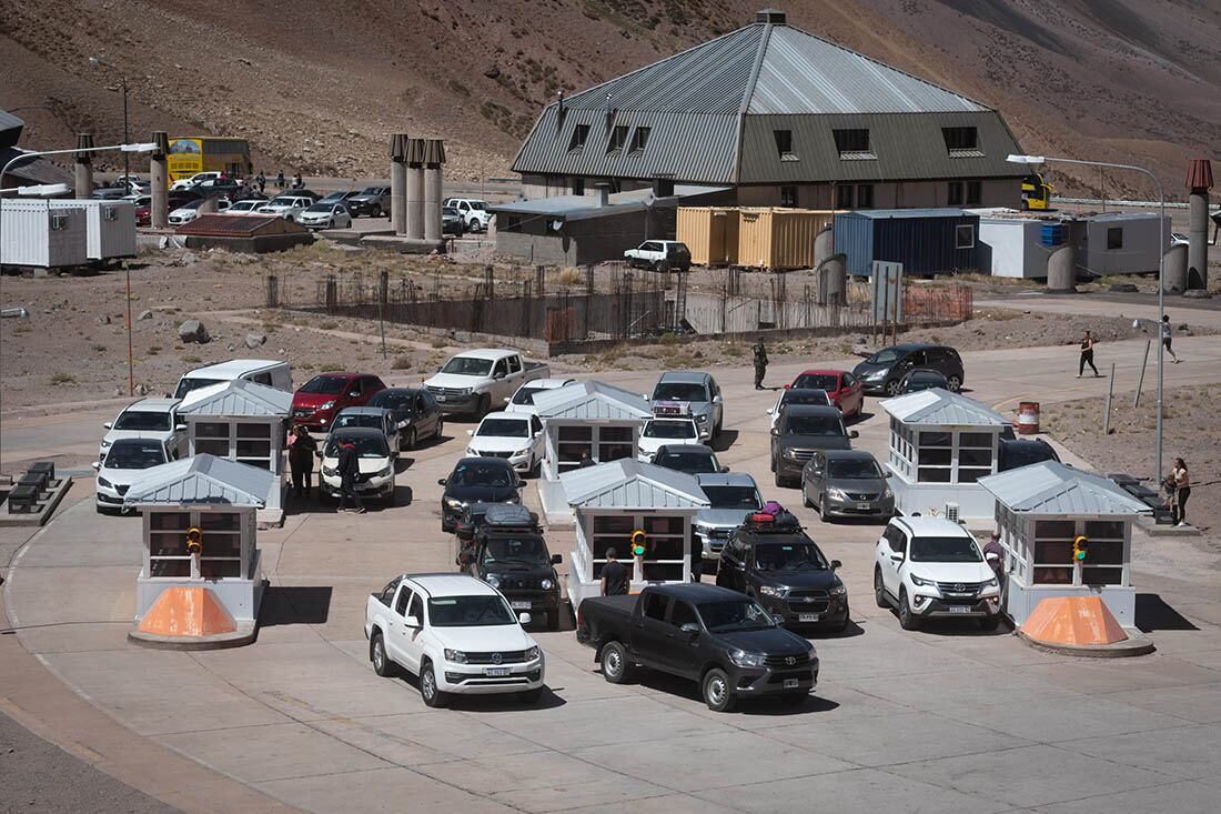 Mendoza 25 de febrero de 2020  Sociedad     

Control Integrado Orcones, Migraciones Aduana y Afip
Mendocino vuelven de Chile despues del feriado largo de Carnaval. 

Foto: Ignacio Blanco / Los Andes
