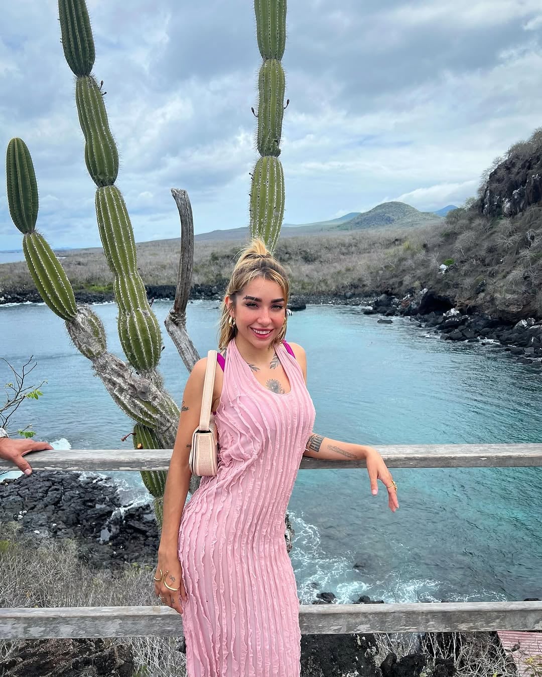 Desde las Islas Galápagos, María Becerra paralizó Instagram con una microbikini total black mega escotada