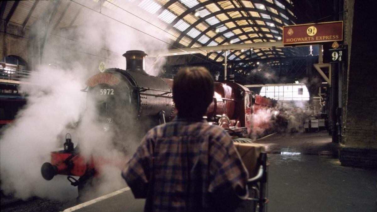 El 1 de septiembre se conmemora el momento en que Harry Potter toma el expreso en el andén 9 y ¾ en la estación King´s Cross para ir por primera vez a Hogwarts.