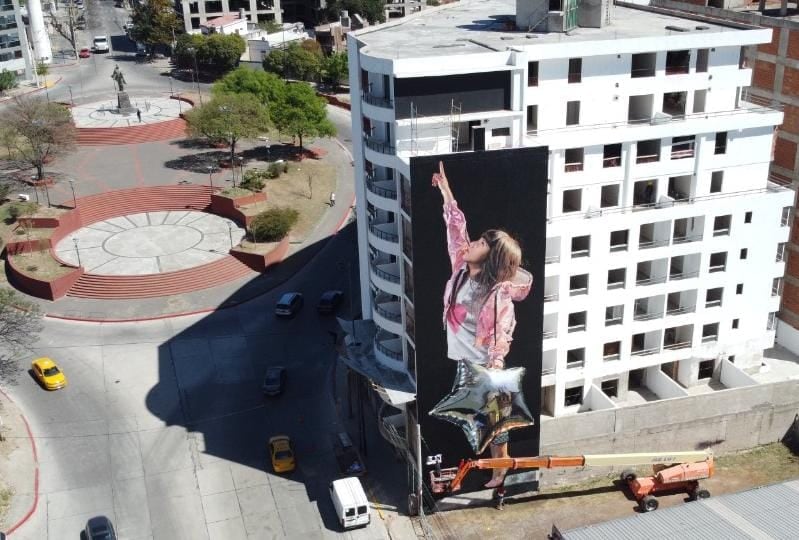 La pieza tiene 30 metros de alto y 8 de ancho.