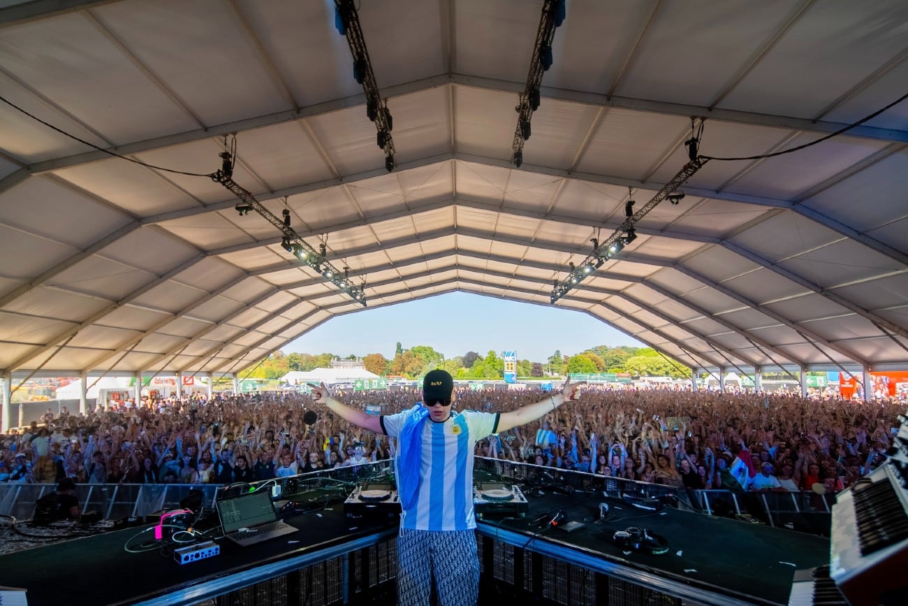 Bizarrap, al cierre de su show en el Lollapalooza París. (Gentileza Lauría Entertainment)