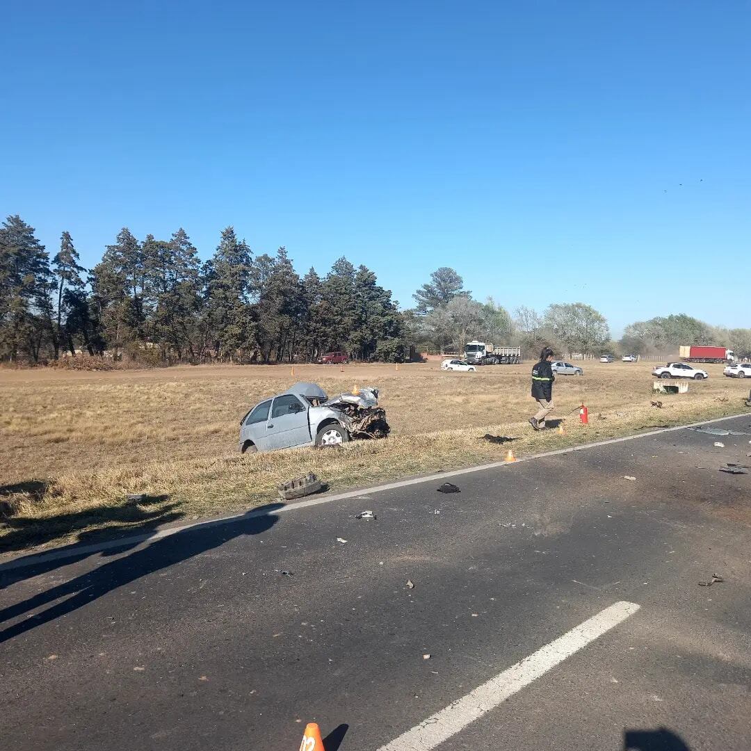 Un auto chocó de frente contra un camión.