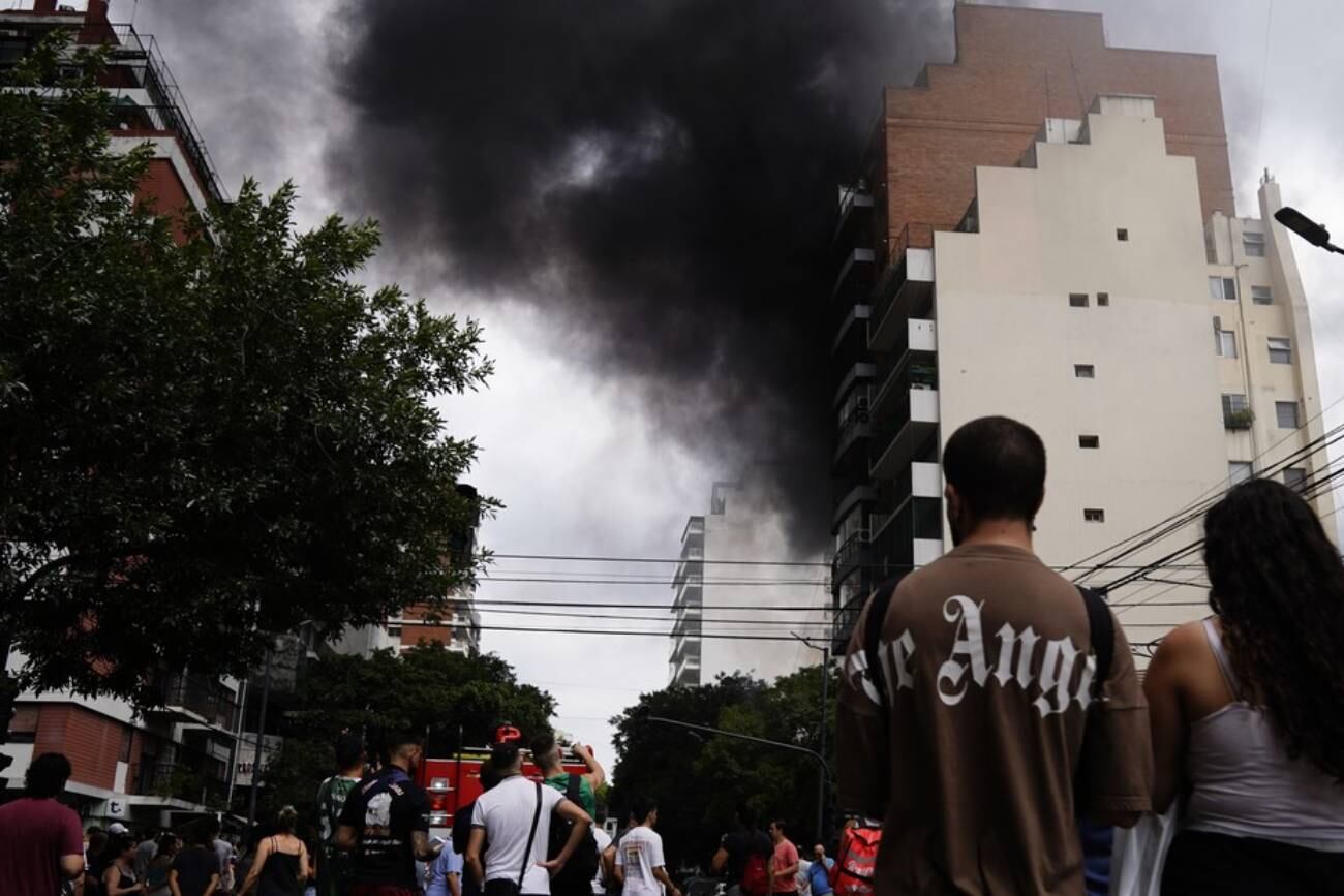 Se prendió fuego una subestación de Edesur en Caballito: hay vecinos evacuados y miles de personas sin luz. (Gentileza Emmanuel Fernández)