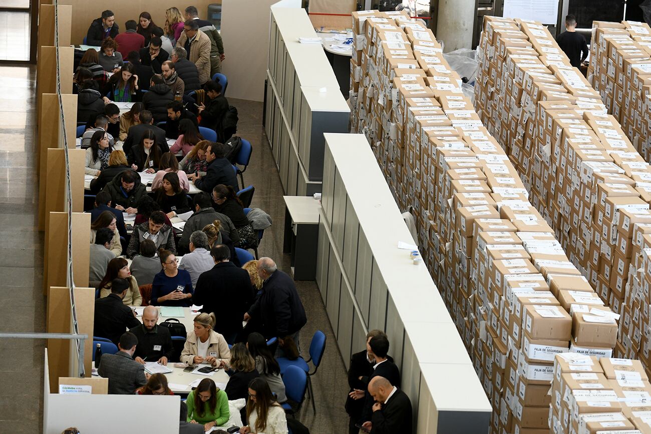 Elecciones en Córdoba. Marcos Carasso en el escrutinio definitivo de Boletas Únicas en Tribunales 2. (Ramiro Pereyra / La Voz)