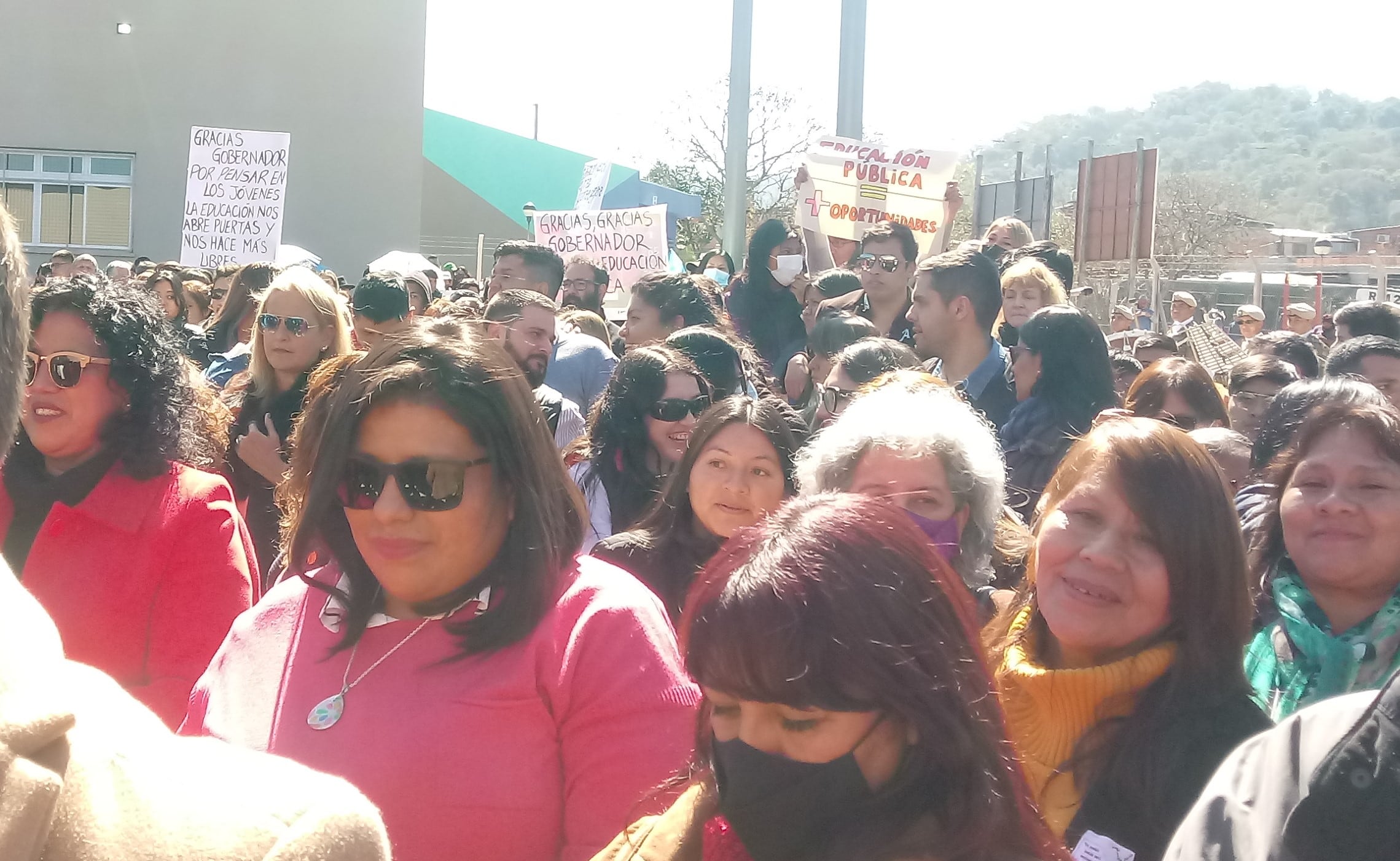 En el acto inaugural hubo carteles en apoyo a la construcción e inauguración del edificio educativo en el barrio Campo Verde.