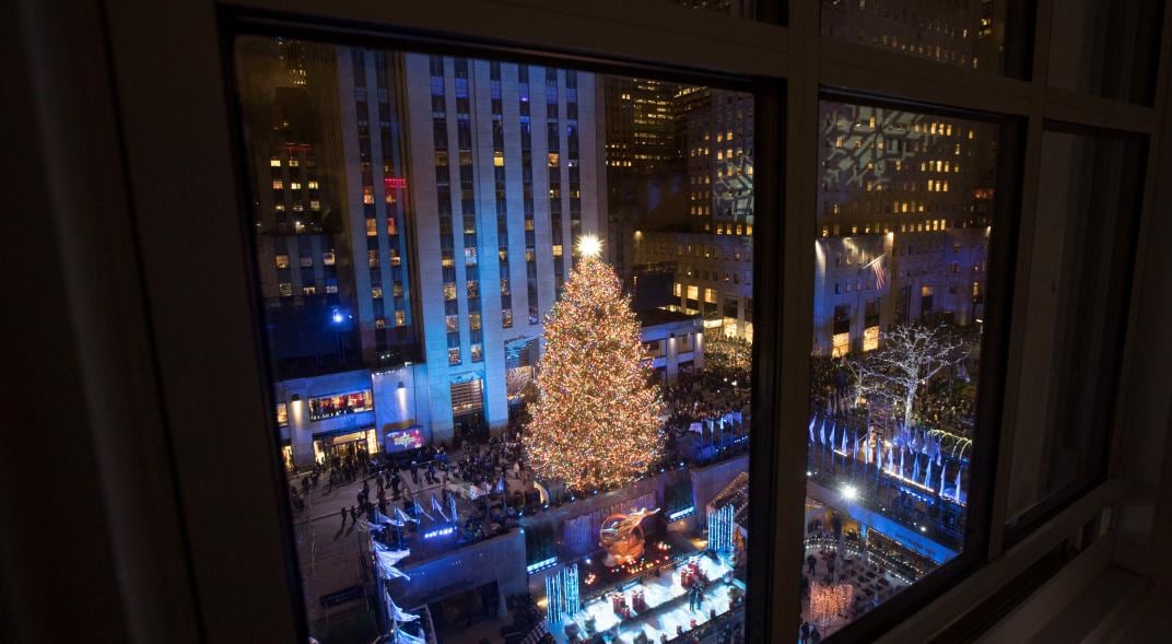 El árbol de Navidad del Rockefeller Center es uno de los más famosos del mundo y mucha gente se reúne para verlo encender. (AP)