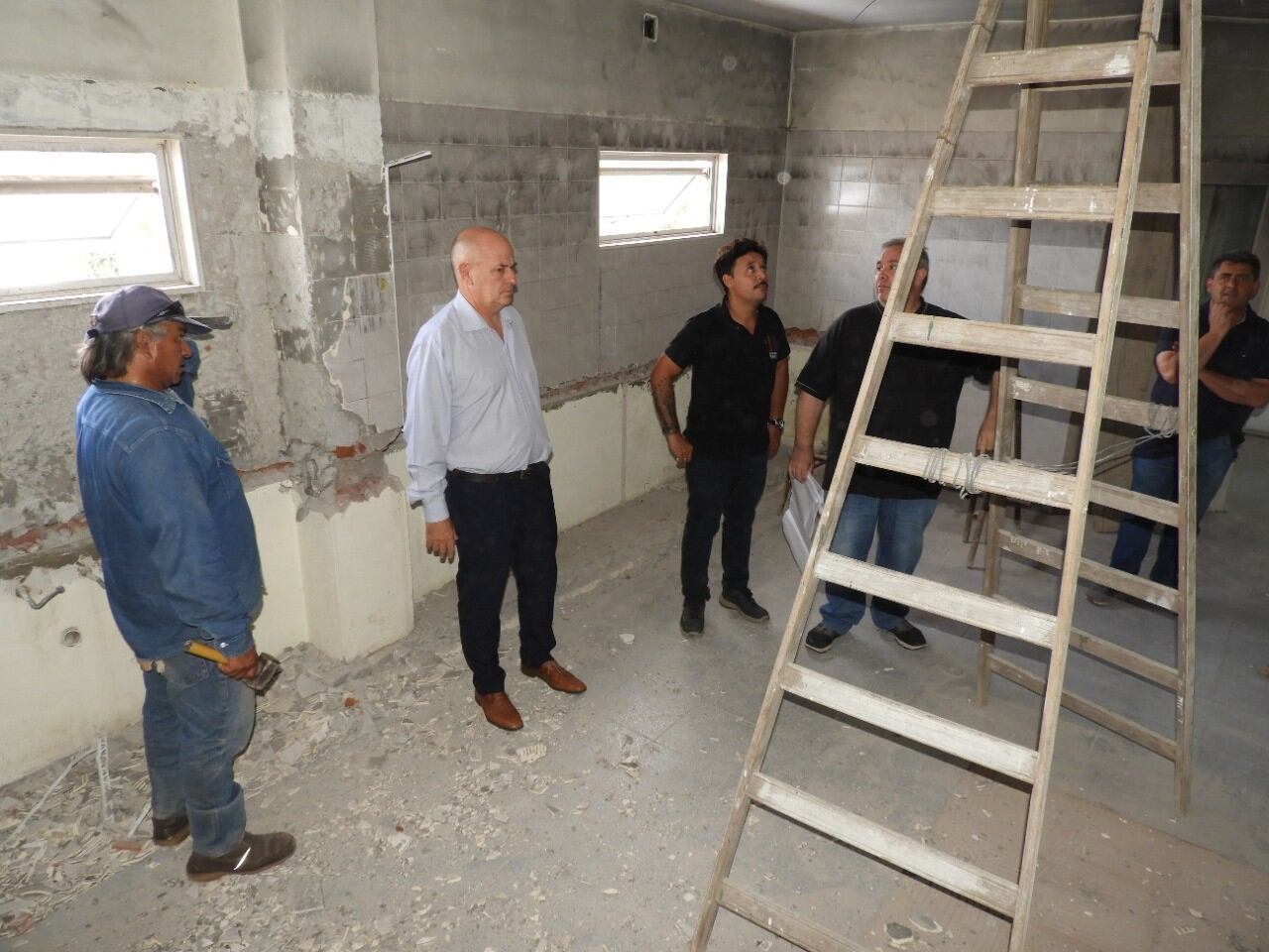 El intendente Mariano Uset visitó el lugar acompañado por la secretario de Salud, Carlos Gabbarini, la secretaria de Obras y Planeamiento, Milagros Medina, y el director de Obras, Ramiro Gallego.