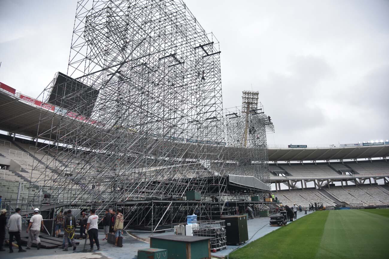 Armado del escenario para el recital de Paul McCartney en el estadio kempes (Facundo Luque / La Voz)