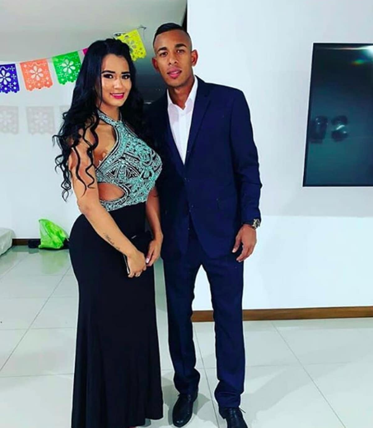 Sebastián Villa junto a su expareja, Daniela Cortés.