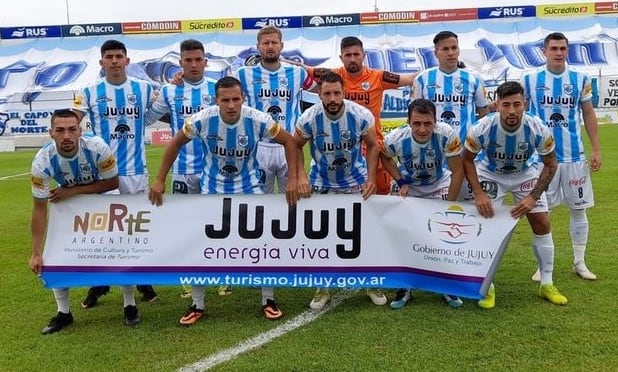 La formación del primer equipo de Gimnasia y Esgrima de Jujuy, al inicio del encuentro con Barracas Central, de Buenos Aires.