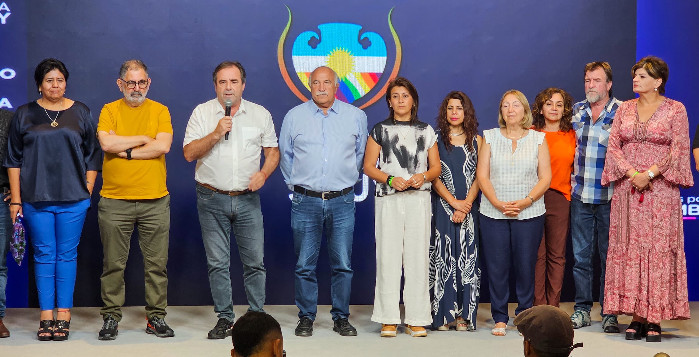 La dirigencia del frente Cambia Jujuy, encabezada por Alberto Bernis, al momento de reconocer la derrota electoral de este domingo, en conferencia de prensa.