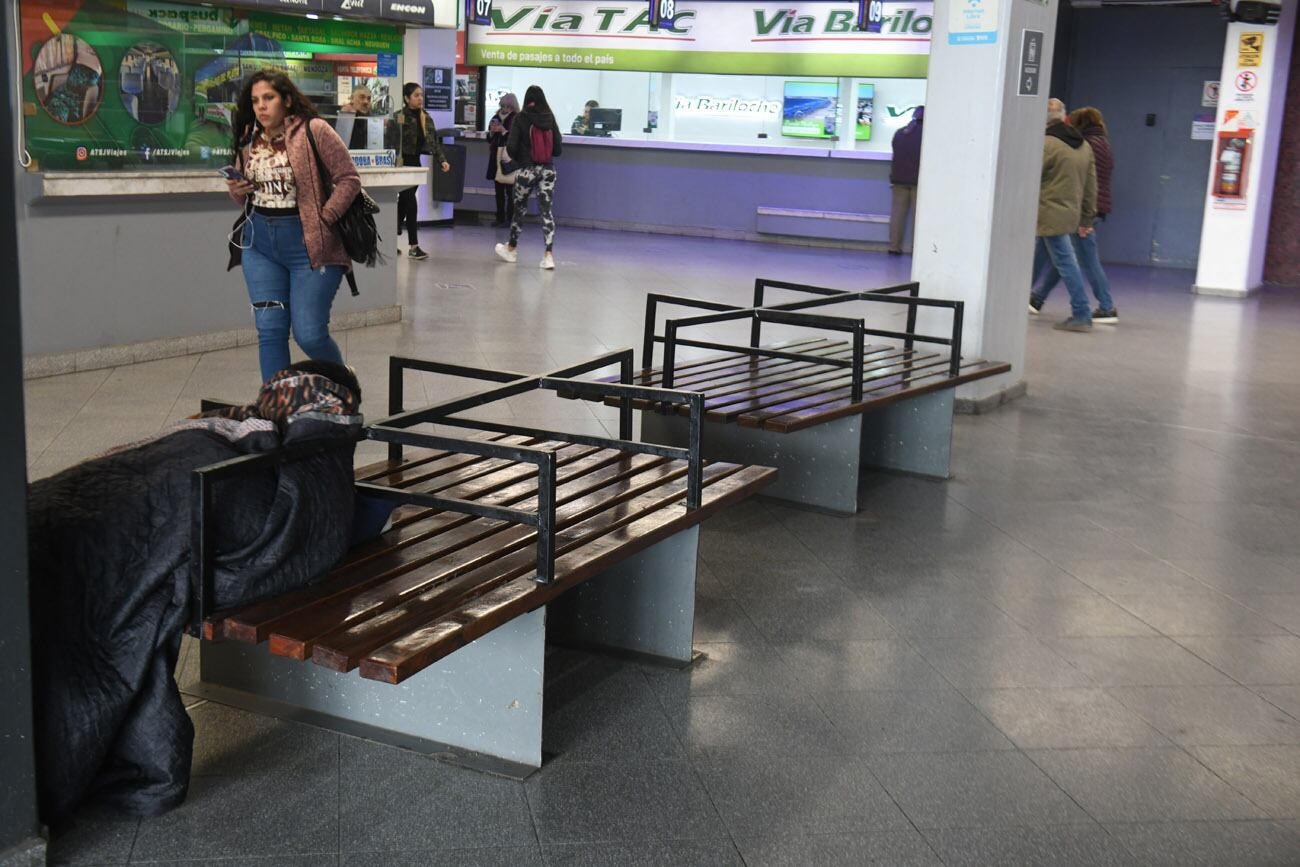 En la terminal de ómnibus de Córdoba modificaron los bancos para que la gente no pueda acostarse y dormir en ellos: solo sentarse. (Ramiro Pereyra / La Voz)