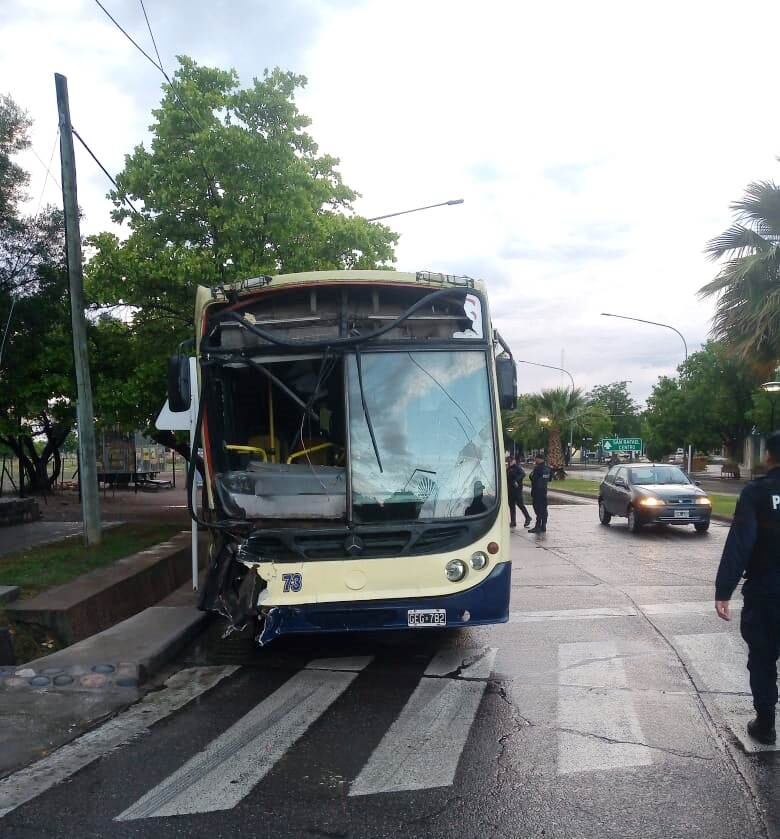 Así terminó el micro de Buttini tras el choque.