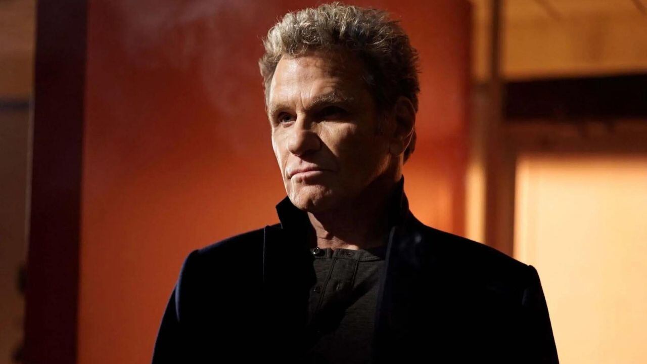 Martin Kove como John Kreese.