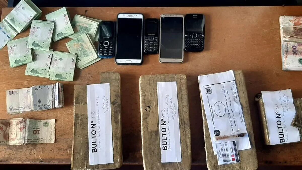 Incautaron ladrillos de marihuana compactada, celulares y dinero en efectivo.