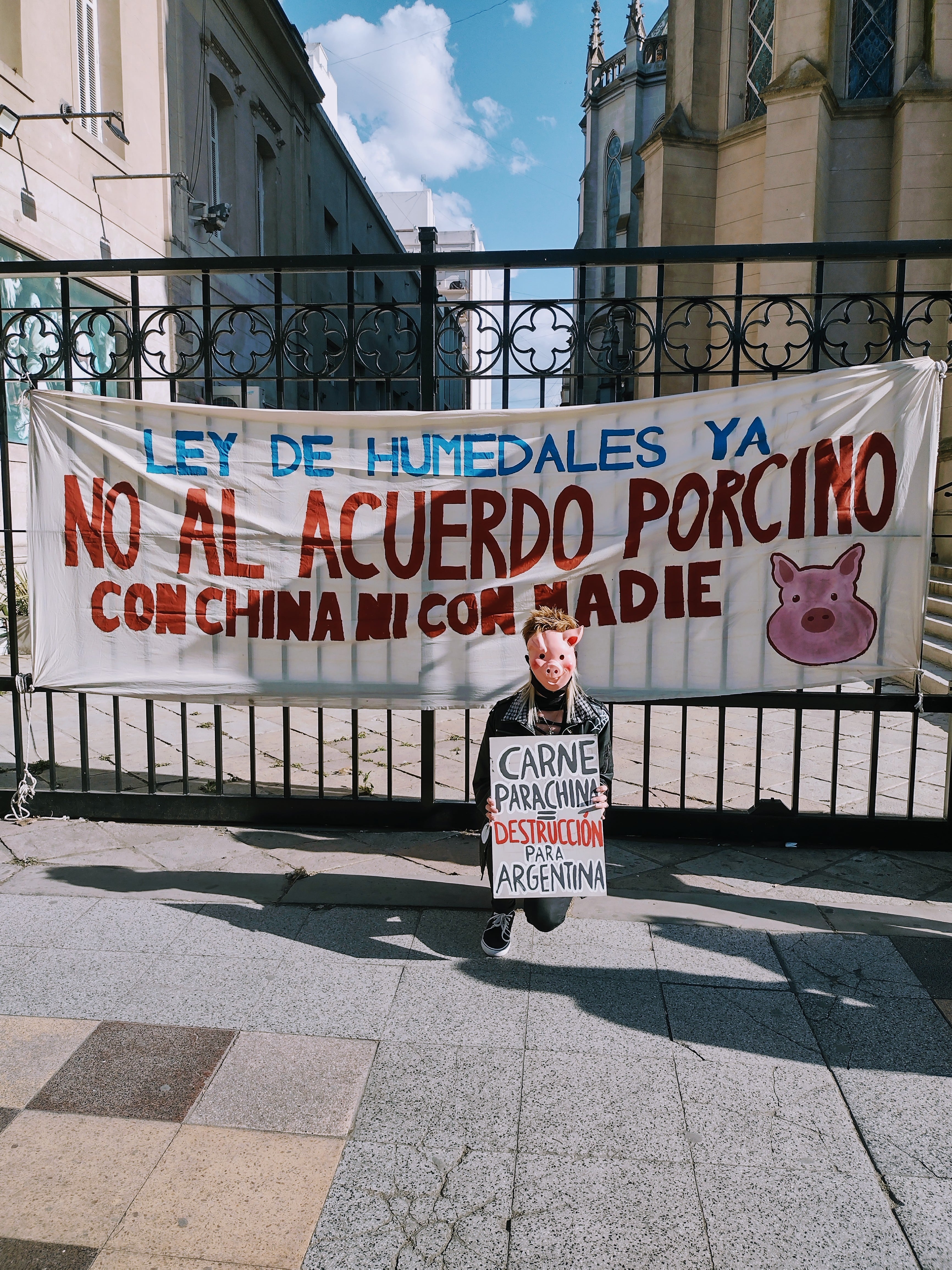 Stefanía y Carolina se sumaron a las acciones de protesta que se realizaron en todo el país para decirle “No” al acuerdo porcino entre Argentina y China