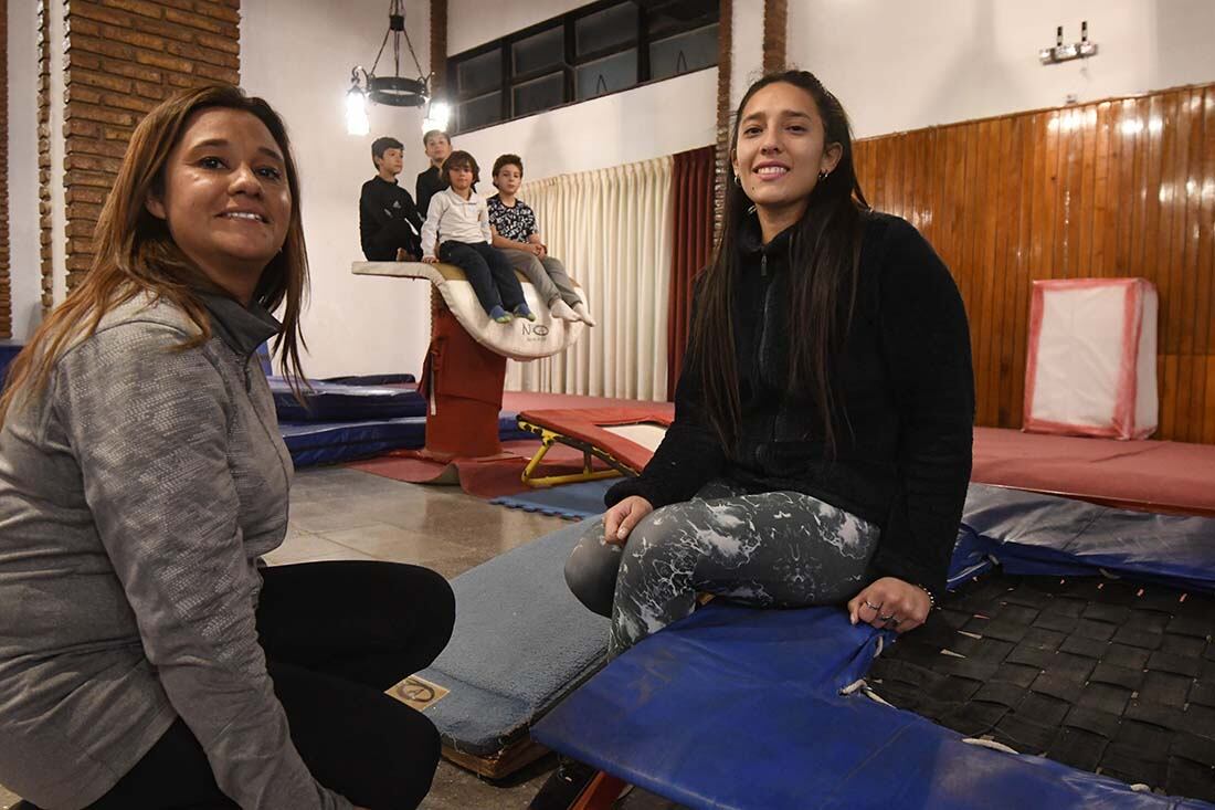 Ana Donoso (gris) junto a Victoria Ledesma, entrenadoras de gimnasia artística de varones en el club Alemán 
Foto: José Gutierrez/ Los Andes